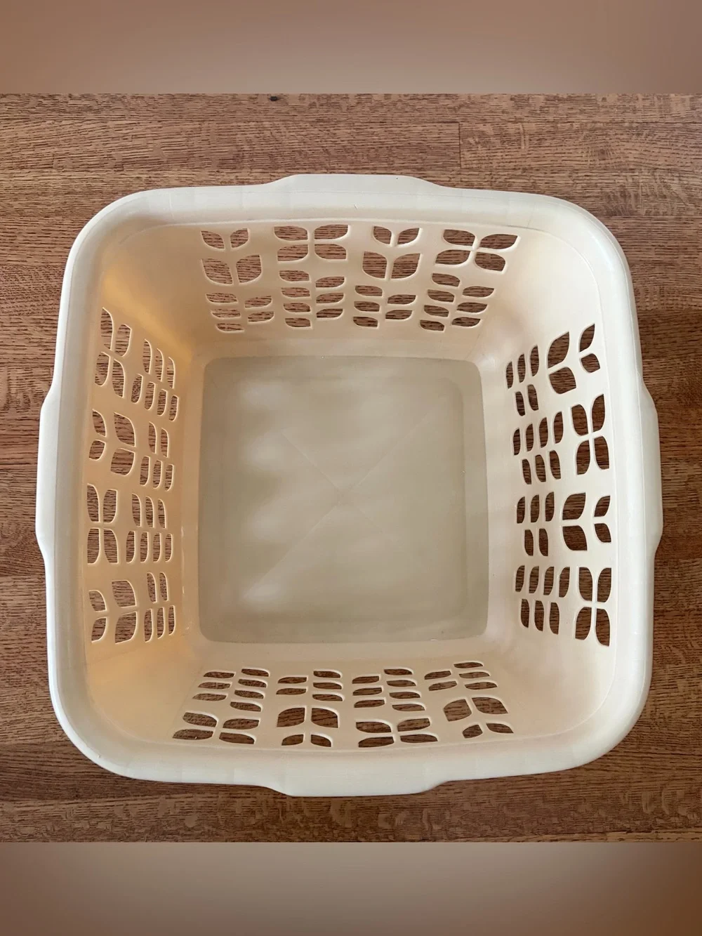 Vintage 1980s Rubbermaid Almond Beige 2968 Roughneck Tulip Flower Laundry Basket